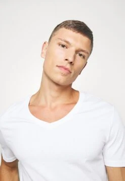 Pier One2 PACK - T-shirt - Bas - White 12 Pier One2 PACK - T-shirt - Bas - White -Pier One Försäljning 2464778c5d314b51b098f8e722d959b0