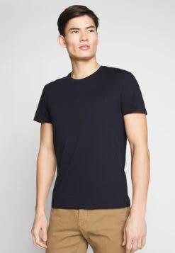 Pier One2 PACK - T-shirt - Bas - White/dark Blue 10 Pier One2 PACK - T-shirt - Bas - White/dark Blue -Pier One Försäljning 29e824f9825c4b58be6620e83ee4ac6b