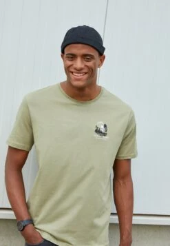 Pier OneMOON SCENE GRAPHIC T-SHIRT - T-shirt Med Print - Olive 12 Pier OneMOON SCENE GRAPHIC T-SHIRT - T-shirt Med Print - Olive -Pier One Försäljning 2ec646e68d4b4468998f7b1c9b6a635c