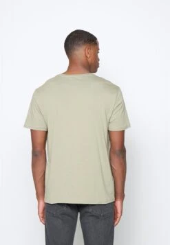 Pier OneMOON SCENE GRAPHIC T-SHIRT - T-shirt Med Print - Olive 14 Pier OneMOON SCENE GRAPHIC T-SHIRT - T-shirt Med Print - Olive -Pier One Försäljning 36dcc28cb96f431a920960da342fa0ce