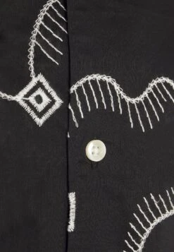 Pier OneEMBROIDERED LINES SHIRT - Skjorta - Black 12 Pier OneEMBROIDERED LINES SHIRT - Skjorta - Black -Pier One Försäljning 629ee143d3b546558bd3da21038c642e