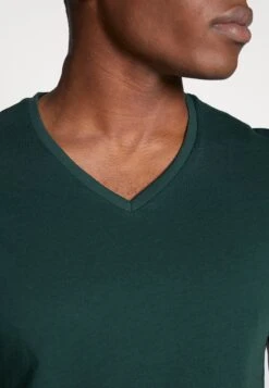 Pier One3 PACK - T-shirt - Bas - Black, Grey, Green -Pier One Försäljning 75d8e7abd9c649fe8ff382e42bf08591