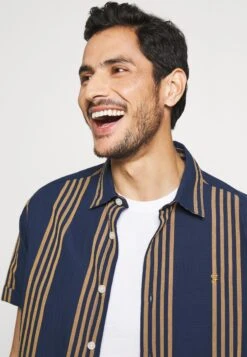 Pier OneT-shirt - Bas - White/black/bordeaux -Pier One Försäljning ad1e5f105df94e638daafdd57d29d49c