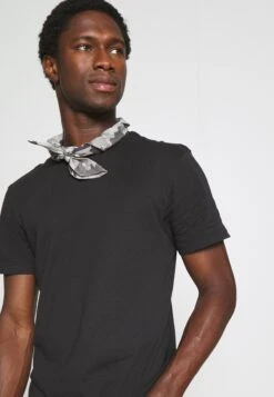 Pier One3 PACK - T-shirt - Bas - Black/mottled Dark Grey/bordeaux -Pier One Försäljning ae9b9691c10949c5b4edc17929f8c13a