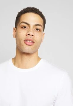 Pier One3 PACK - T-shirt - Bas - White/dark Blue/red -Pier One Försäljning bb58520a3fdd4addbd204975d9a479ed