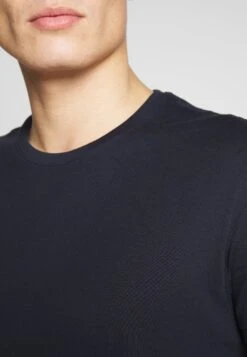 Pier One2 PACK - T-shirt - Bas - White/dark Blue 13 Pier One2 PACK - T-shirt - Bas - White/dark Blue -Pier One Försäljning de6827f8d2cf4a2c856d09a9d7f8109d