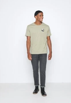 Pier OneMOON SCENE GRAPHIC T-SHIRT - T-shirt Med Print - Olive 11 Pier OneMOON SCENE GRAPHIC T-SHIRT - T-shirt Med Print - Olive -Pier One Försäljning e5f0510ab0104a408fe71df6065b1e84